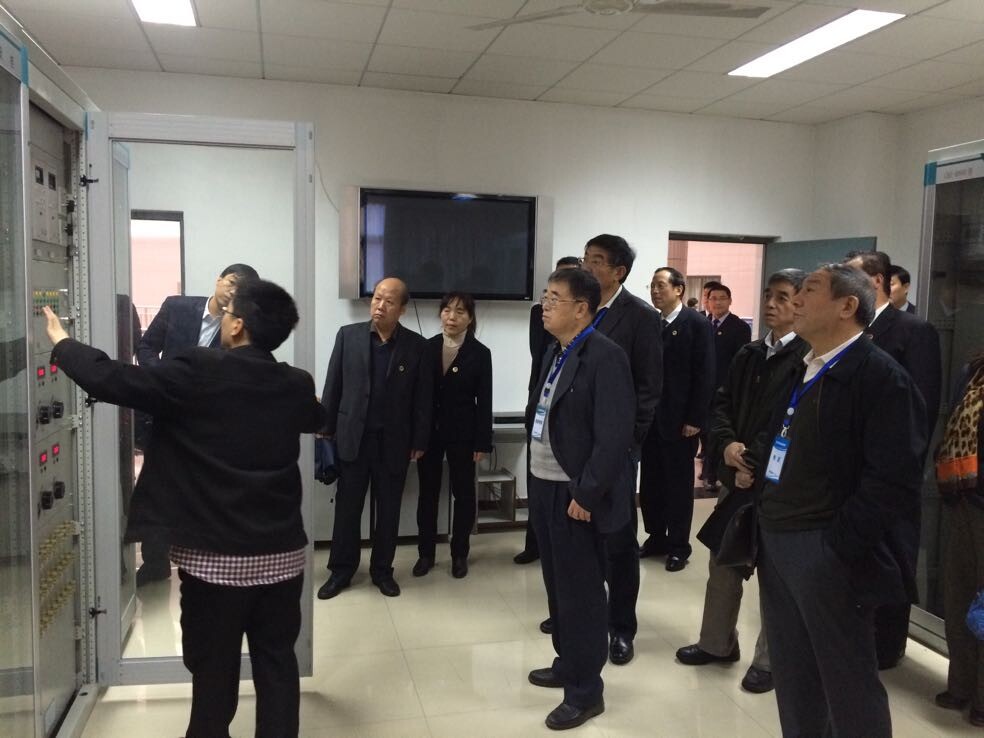 巡视诊断工作专家组参观变电站综合自动化实验室
